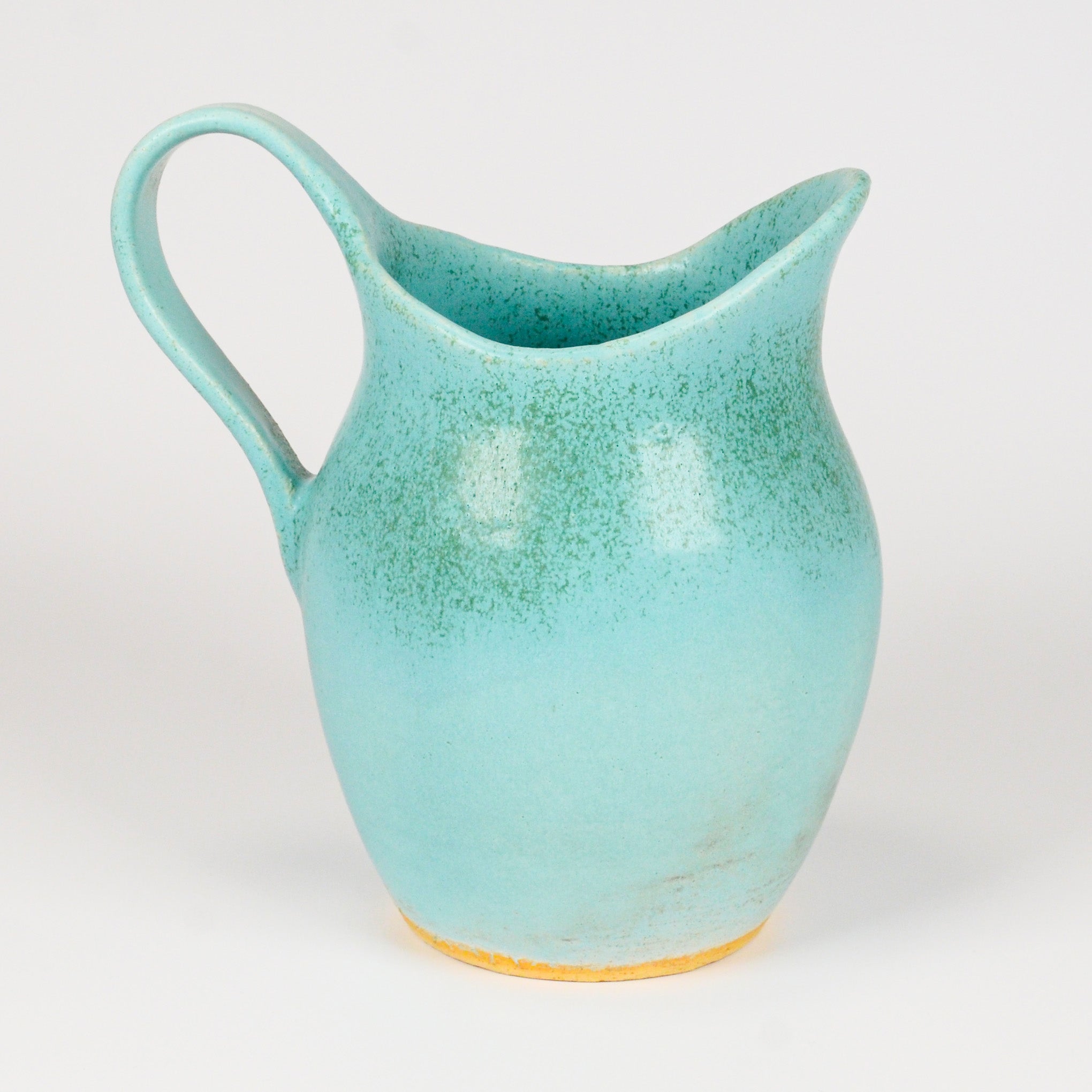 注ぎ口と持ち手のバランスが美しい、大きな陶器の水差し「Water」。柔らかな色合いと質感が魅力。