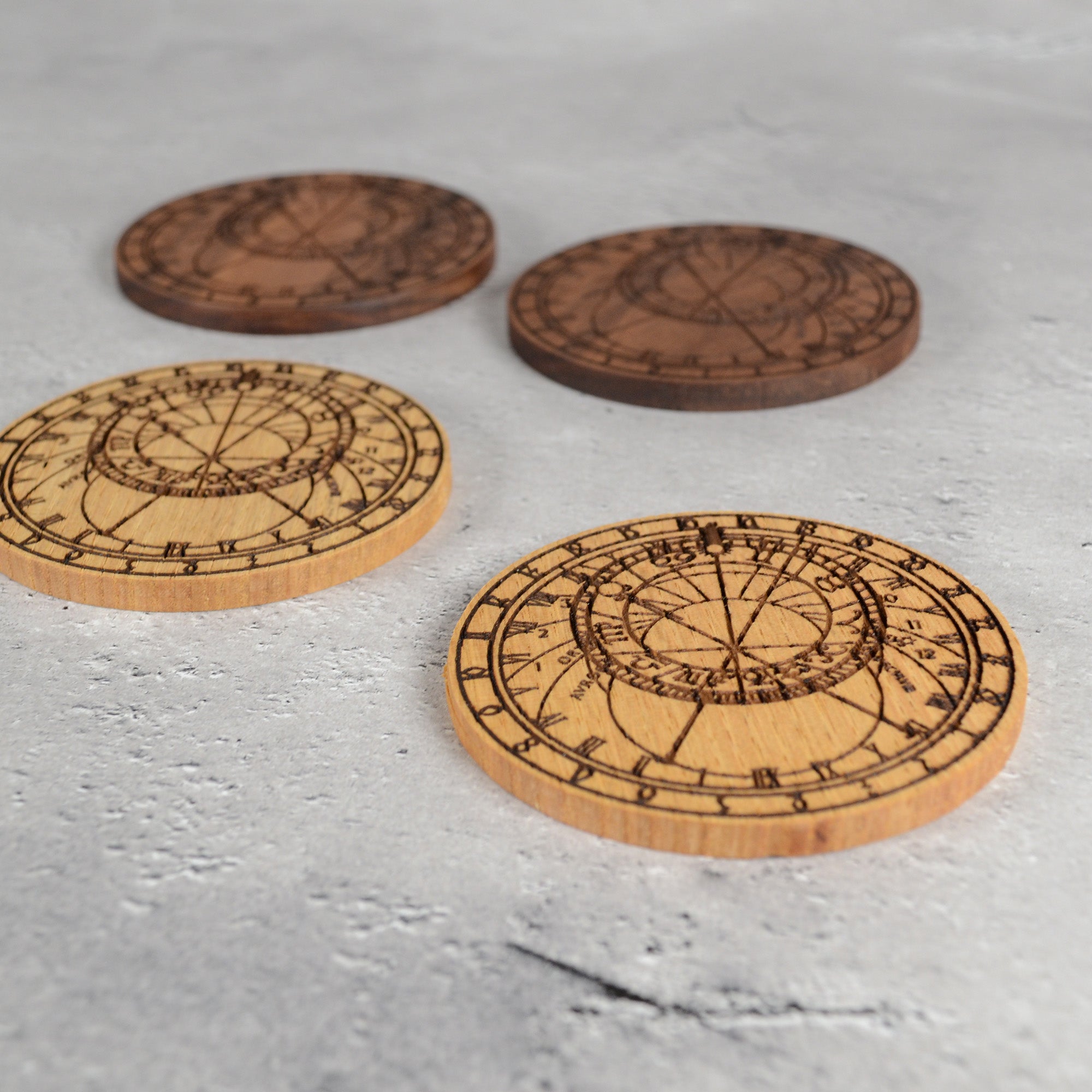天文時計モチーフの木製コースター2種｜栗・ウォールナットの素材比較