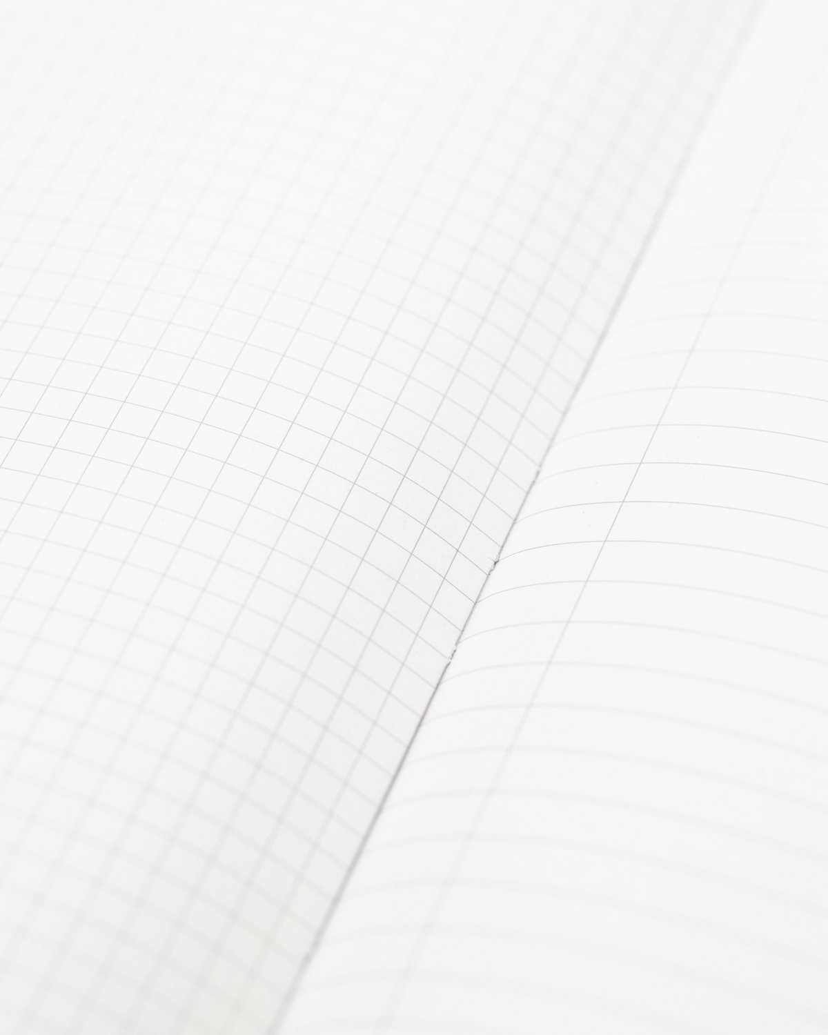 A5+サイズのハードカバーノート。LinedGridの中面。方眼と罫線の構成。スケッチと思考の整理にピッタリ