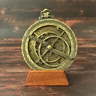 アストロラーベ 真鍮製 木製台座付き 回転盤と精密な目盛りが特徴
