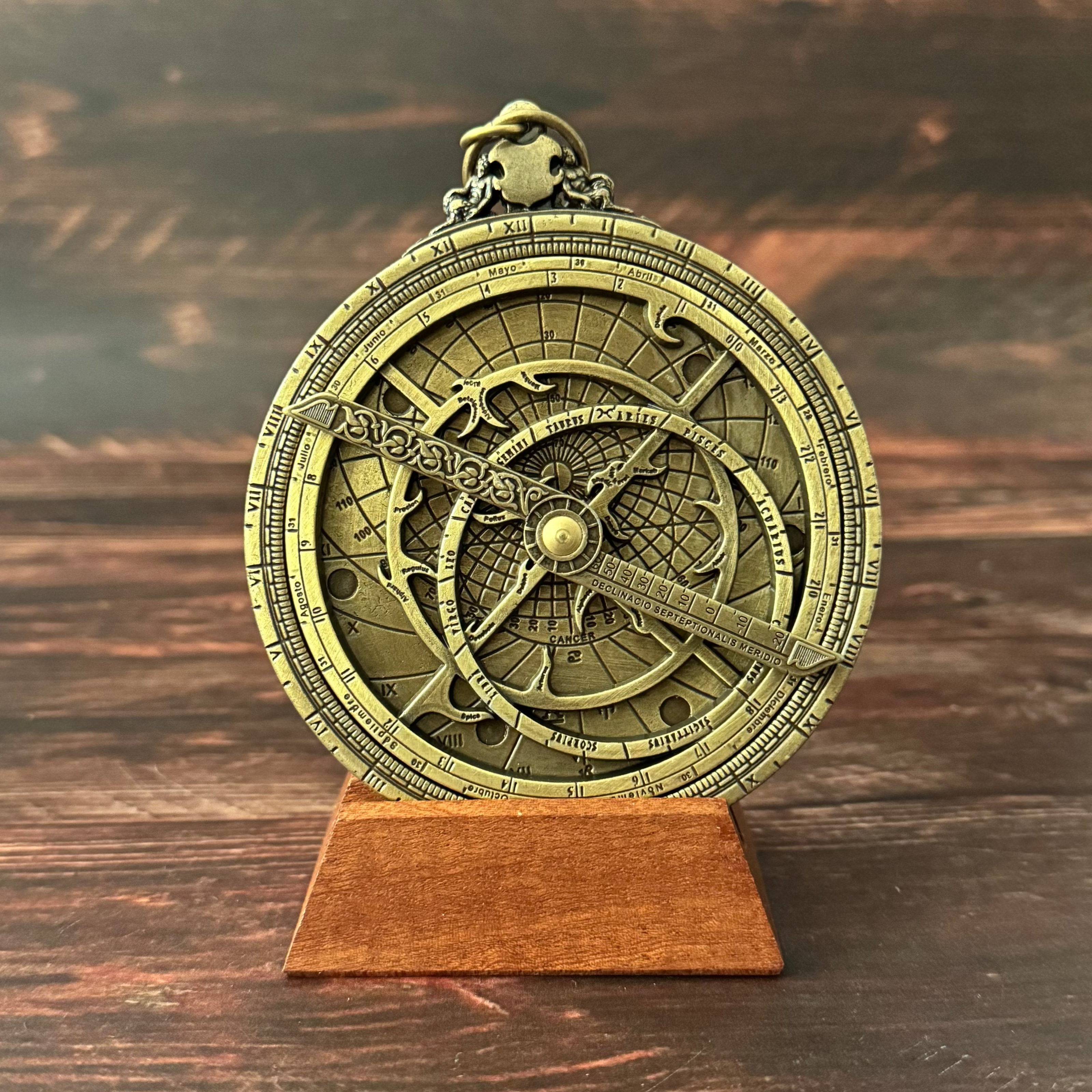 アストロラーベ 真鍮製 木製台座付き 回転盤と精密な目盛りが特徴