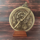 アストロラーベ 直径20cm 真鍮アンティーク仕上げ 回転式天体観測盤 精密彫刻 存在感のある装飾