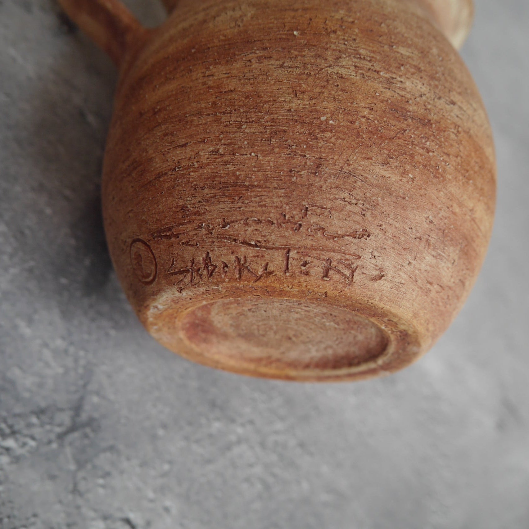 陶器の水差し「Earth」ミドルサイズの底面。ceramicaLABORATORYの刻印入り。