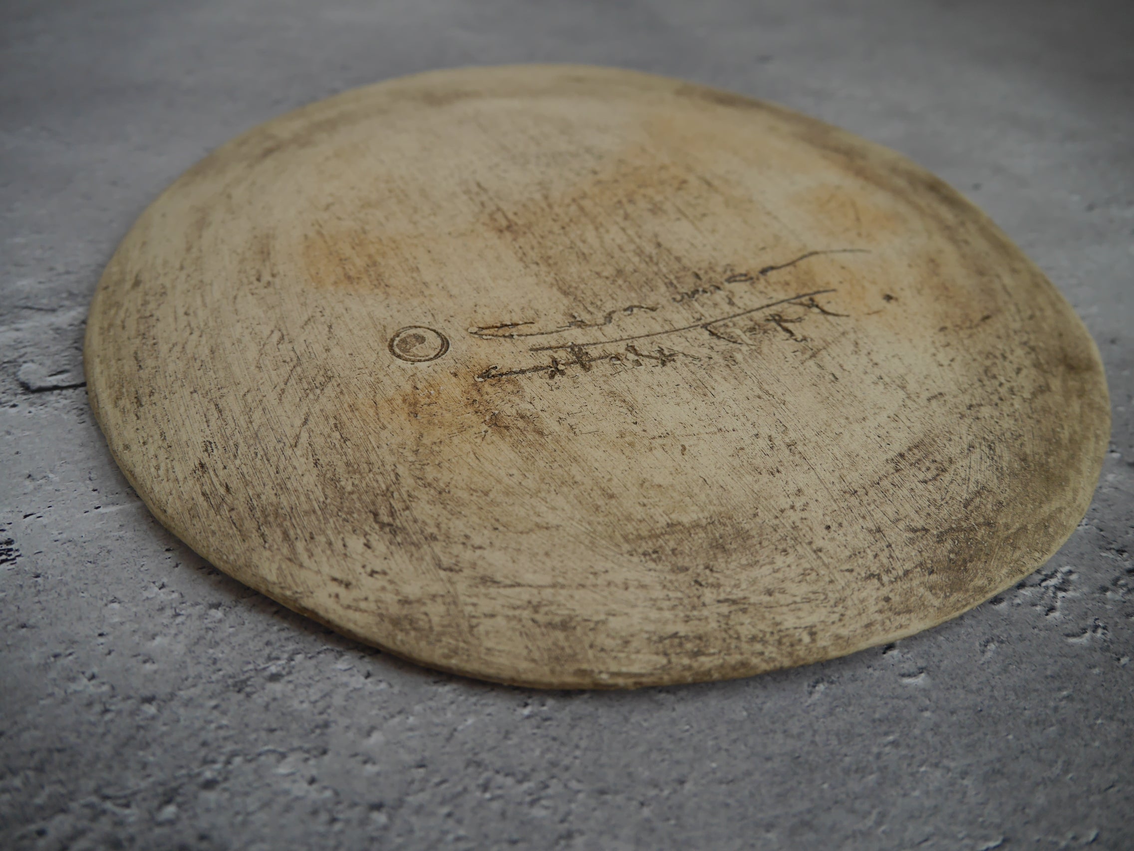 陶器皿「Earth」の裏面。ceramicaLABORATORYの刻印と、手仕事ならではの自然なフォルム。