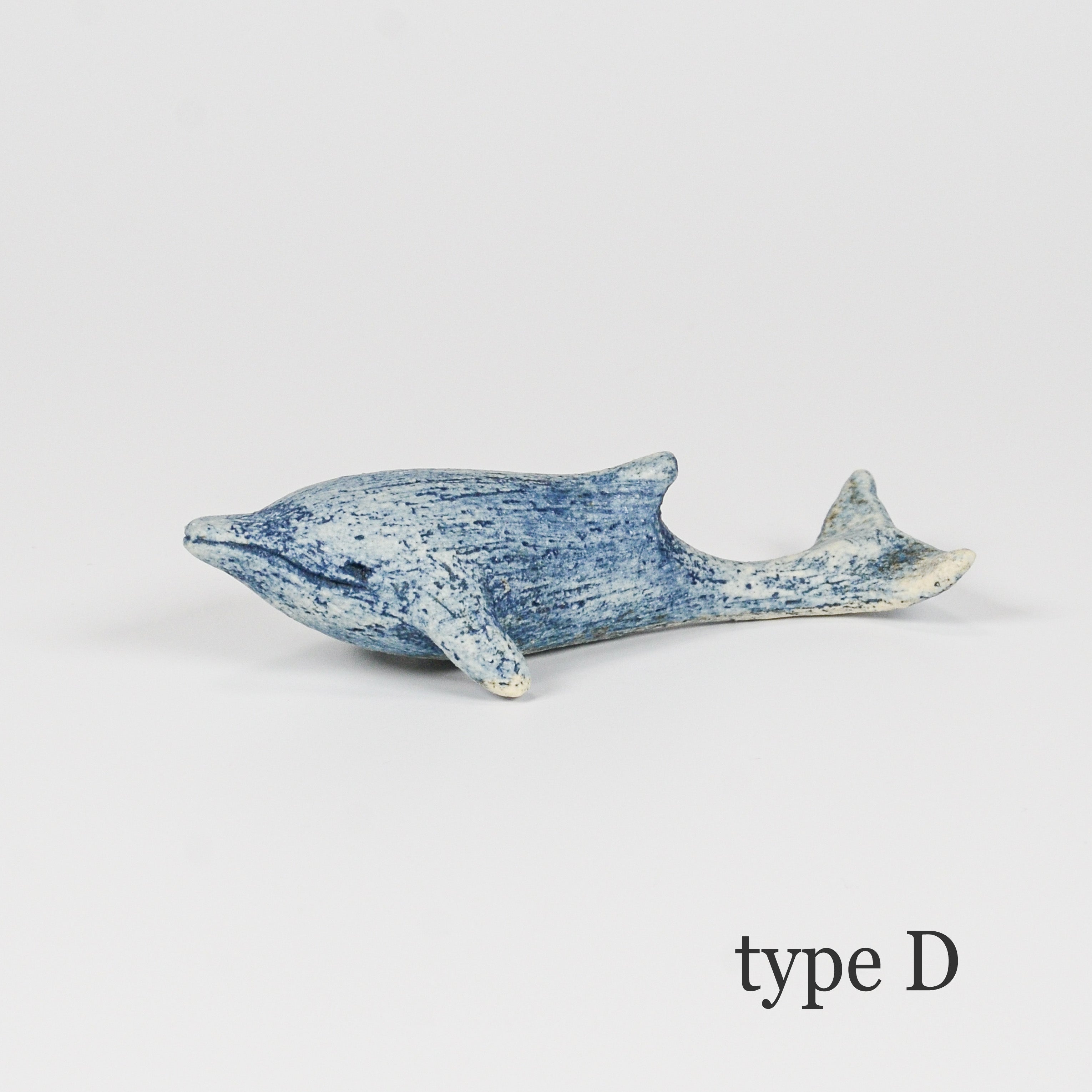 白土に青色の釉薬が美しい「いるか」type D。尾の広がりが印象的で、曲線がやわらかい。