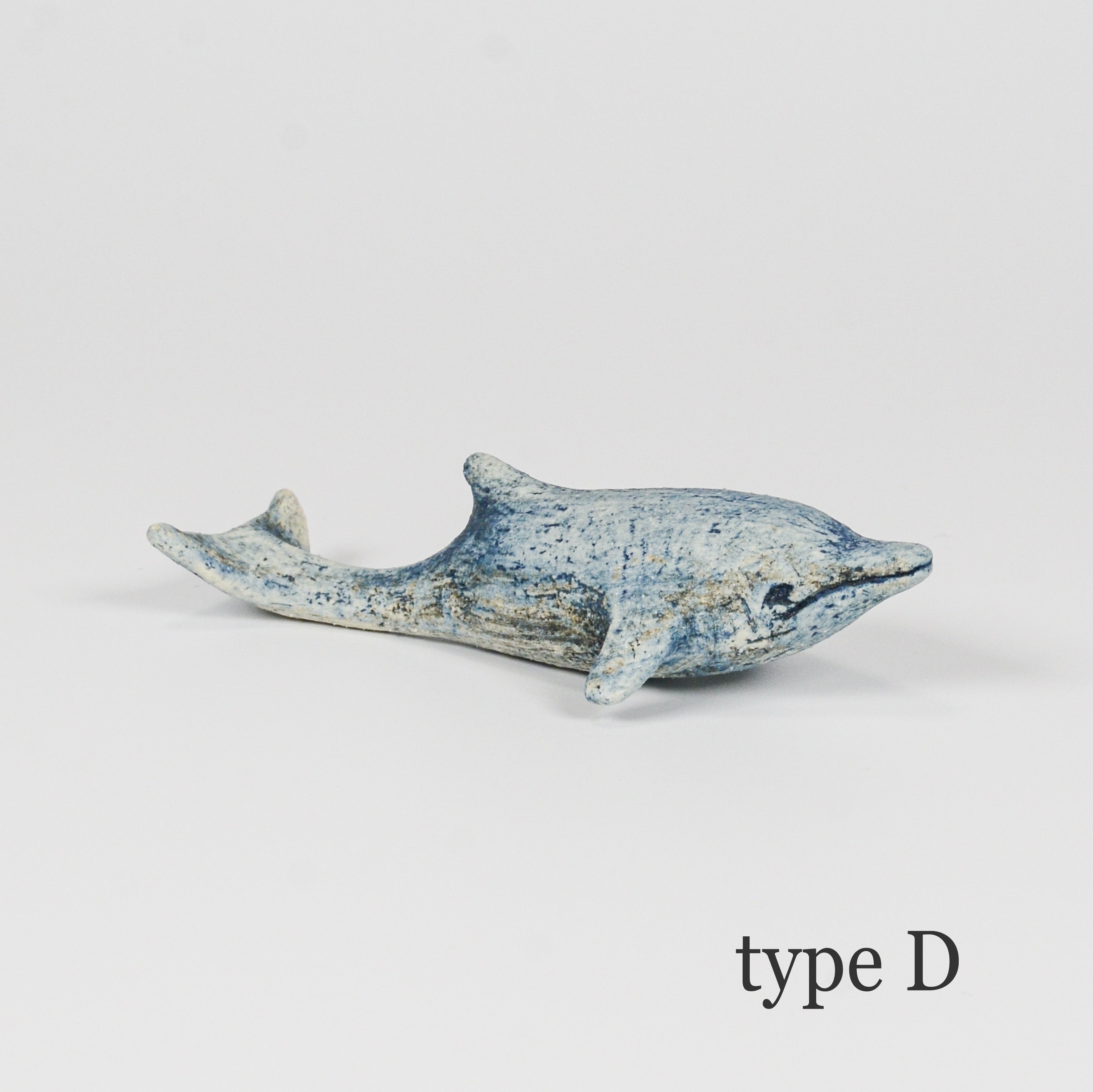 後ろから見た陶器のいるか「type D」。海の中をすいすいと泳ぐ姿を感じさせる佇まい。