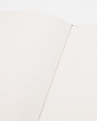 ハードカバーノート（無地）の中面。なめらかな紙質で書きやすい