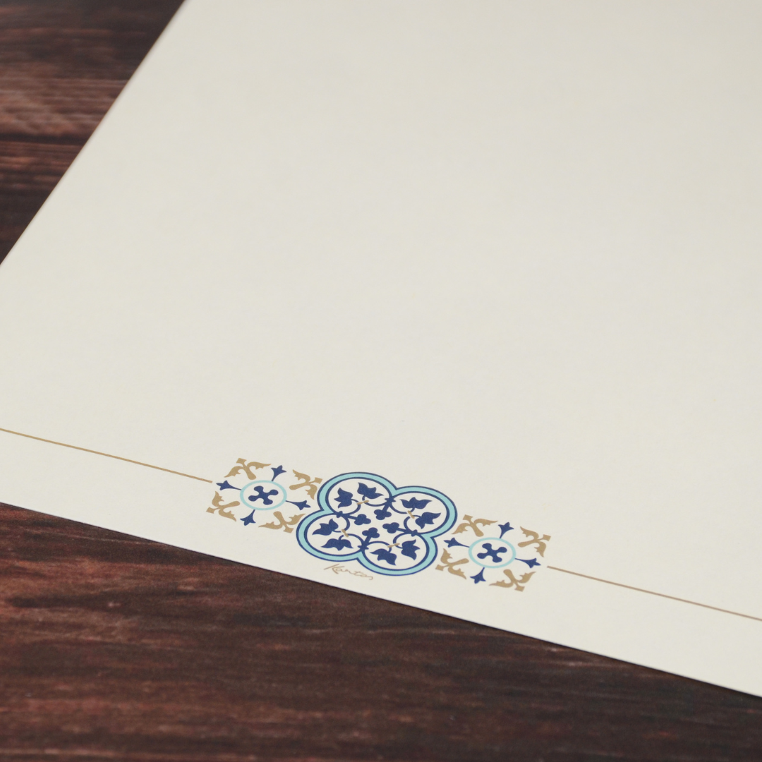 便箋の下部にあしらわれたQuadrilobo柄。細やかで上品な金の装飾が、手書きの言葉に品を添える。