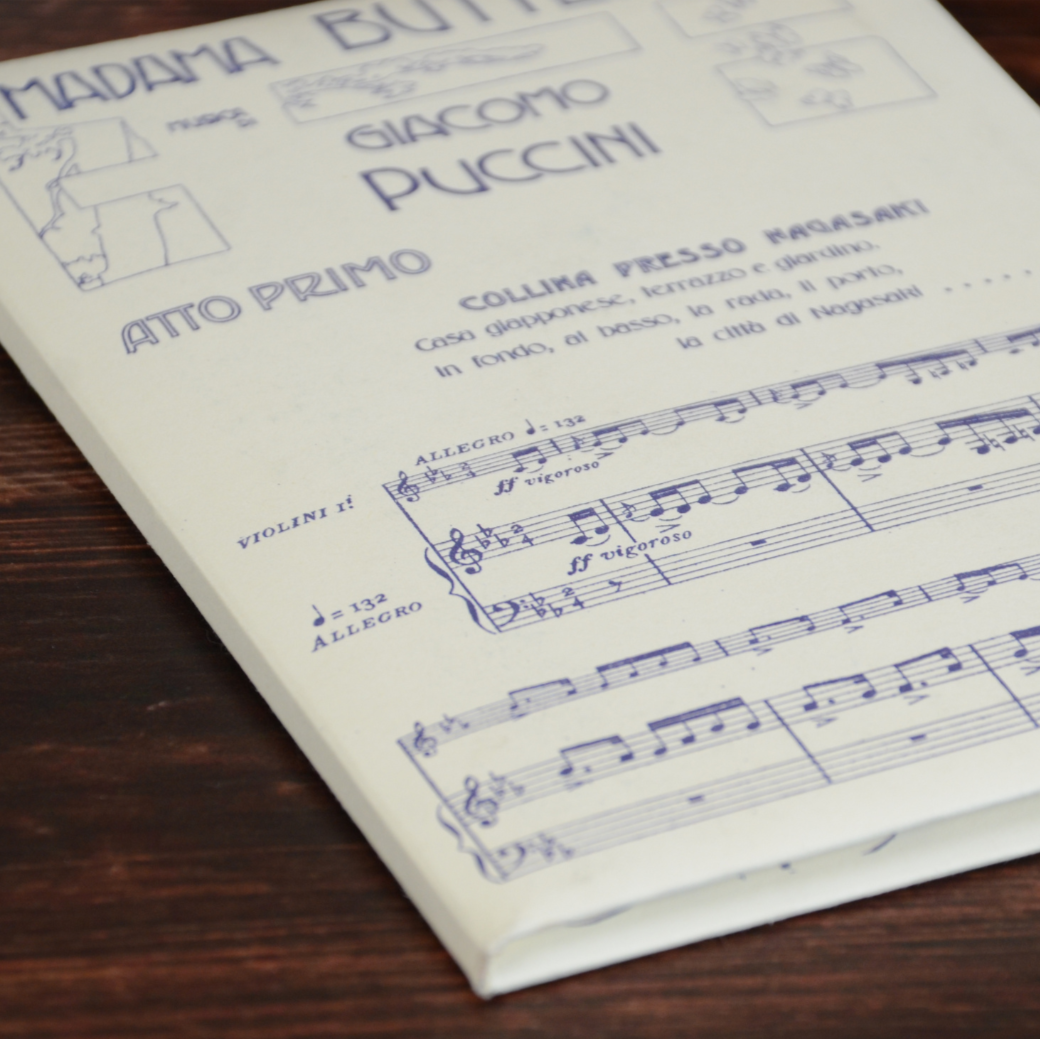 便箋の楽譜部分をクローズアップした写真。印刷のディテールや雰囲気がわかるカット