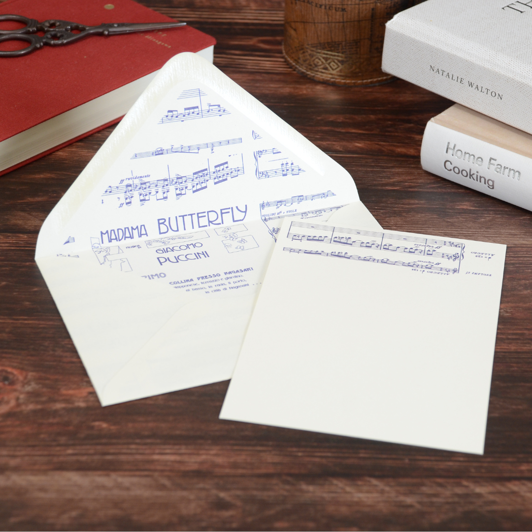 木のテーブルに置かれたPuccini柄のレターセット。日常の文具として使うイメージが伝わる構図